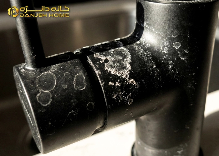 راهنمای قطعی پاک کردن رسوب آب از روی شیرآلات طلایی و مشکی (بدون آسیب به رنگ و آبکاری) چه چیزهایی باعث میشه لکه روی شیرآلات باقی بماند یا حتی بدتر شود.